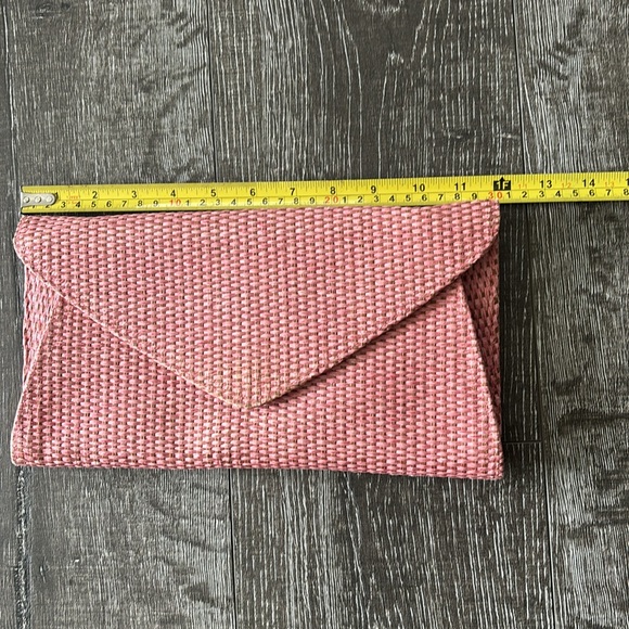 Soft pink raffia clutch - Picture 7 of 8